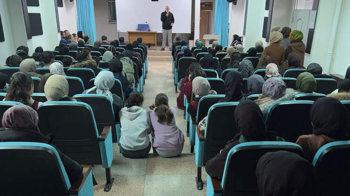 Yazar Buluşmaları kapsamında Yazar Nezir Ergenç, okulumuz TP Kahta Kız İmam Hatip Lisesi öğrencileriyle bir araya geldi. 