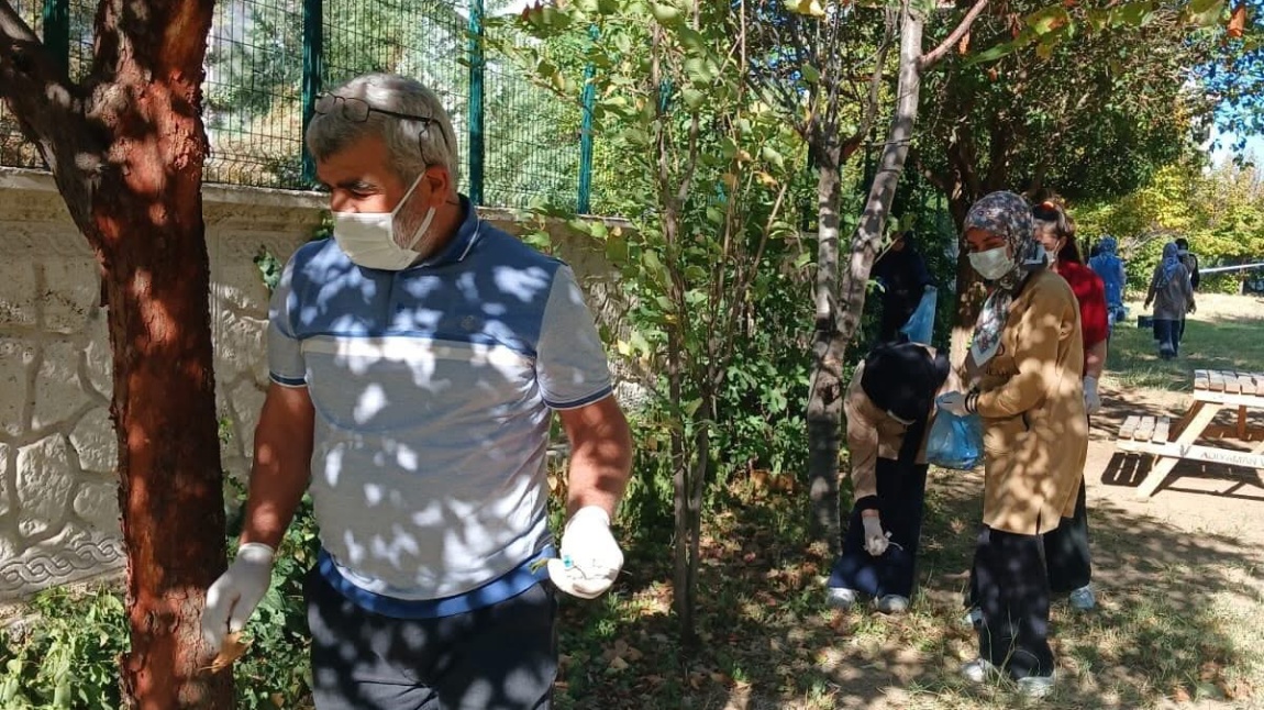 Öğrencilerimizden Çevreye Duyarlılık Örneği : Okul Bahçesi Temizliği